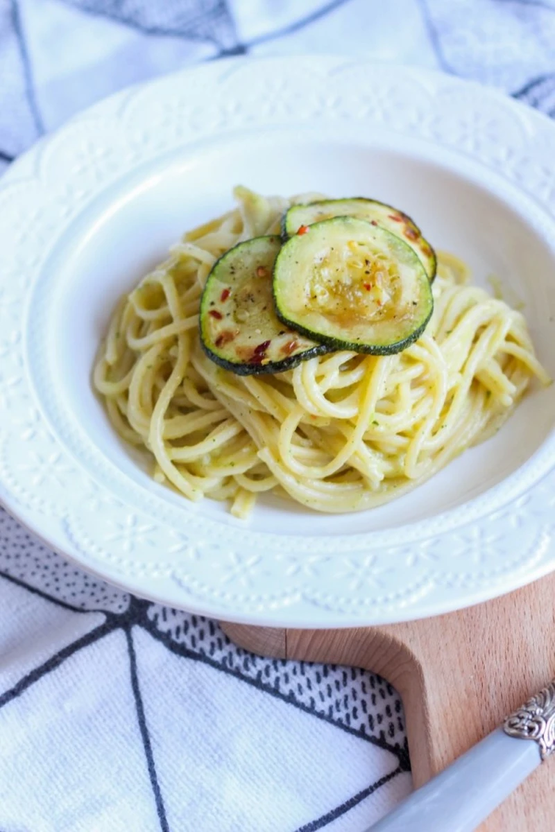 Spaghetti z sosem z cukinii