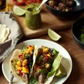 tacos z kaczką, salsą brzoskwiniową i sosem chimichurri