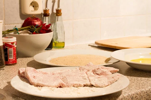 Panierowanie mięsa: Jak przygotować mięso do smażenia w panierce