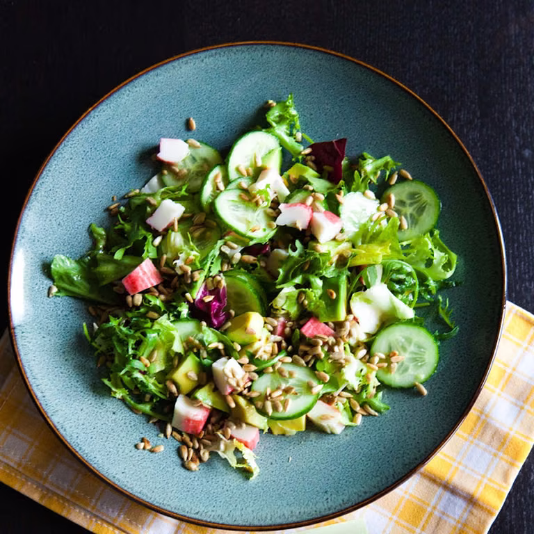 Sałatka z paluszkami krabowymi, avocado i ogórkiem