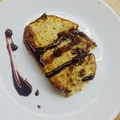 Ciasto bananowe z obłędnym śmietankowym sosem