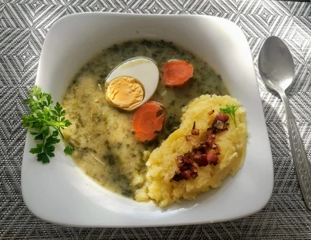 Domowa zupa szczawiowa z jajkiem i tłuczonymi ziemniakami