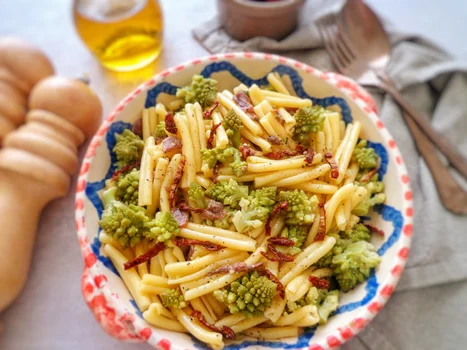 Makaron z kalafiorem romanesco, suszonymi pomidorami i anchois