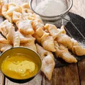 Czym smarować faworki przed smażeniem? Ten trik sprawi, że będą chrupiące i lekkie!