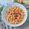 Makaron z ciecierzycą i wędzoną szynką
