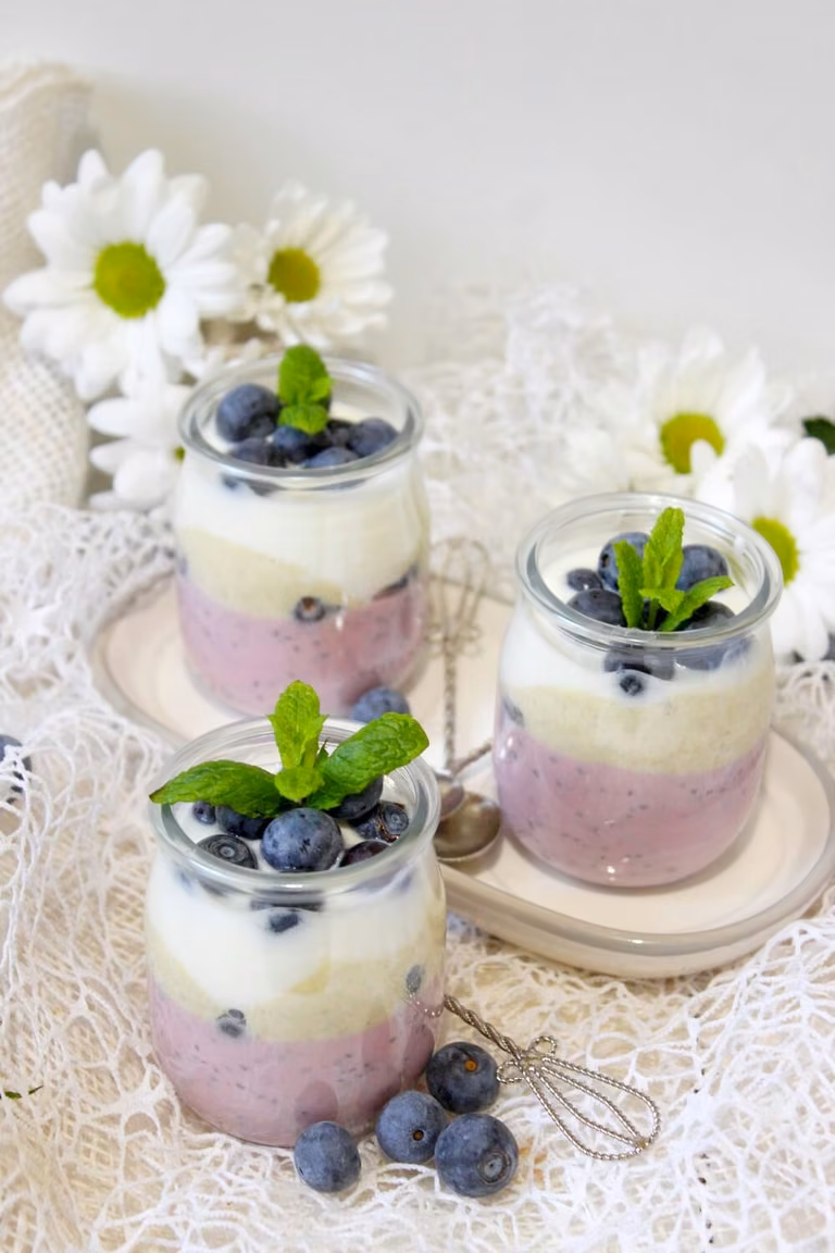 Owocowy pudding chia z warstwą pistacjową i borówkami