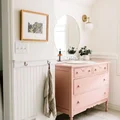 Różowa komoda do łazienki