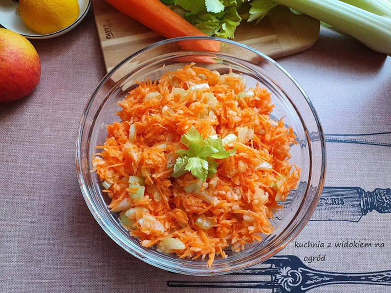 Surówka z selera naciowego i marchewki
