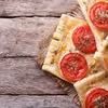 Ciasto francuskie z serem i pomidorami