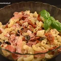 Sałatka z makaronem, suszonymi pomidorami i szynką parmeńską