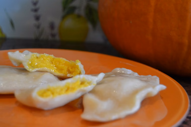 Pierogi z dynią i serem pleśniowym