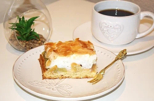 Ciasto z rabarbarem i bezą