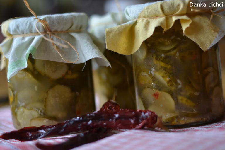 Sałatka ogórkowa z chili i czosnkiem