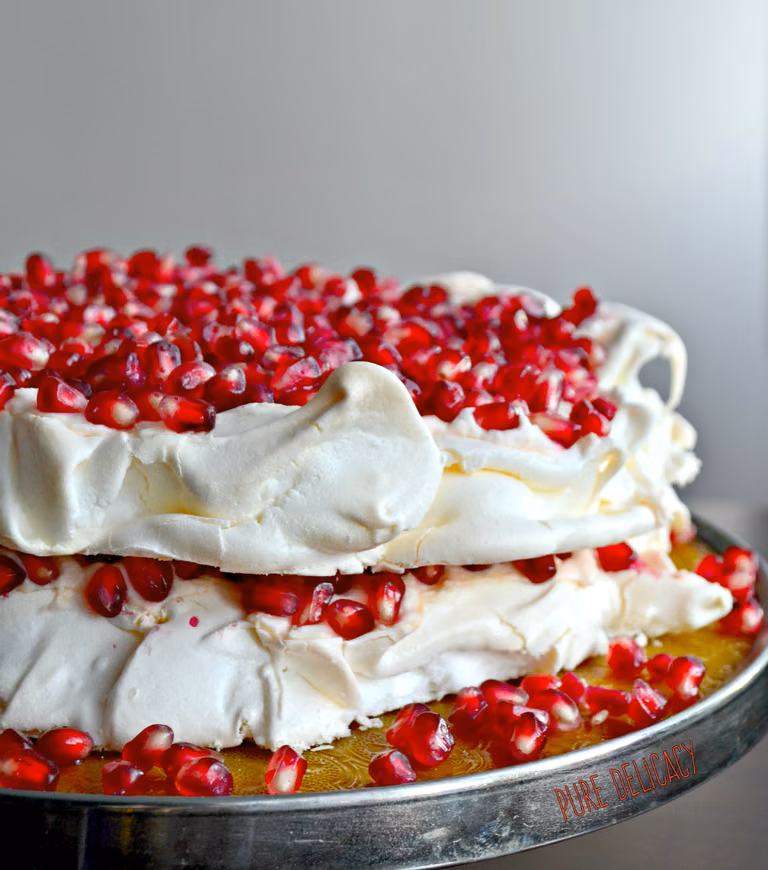 TORT BEZOWY Z RÓŻĄ I GRANATEM