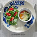 Jajka w kokilkach z rukolą, szynką parmeńską i suszonymi pomidorami