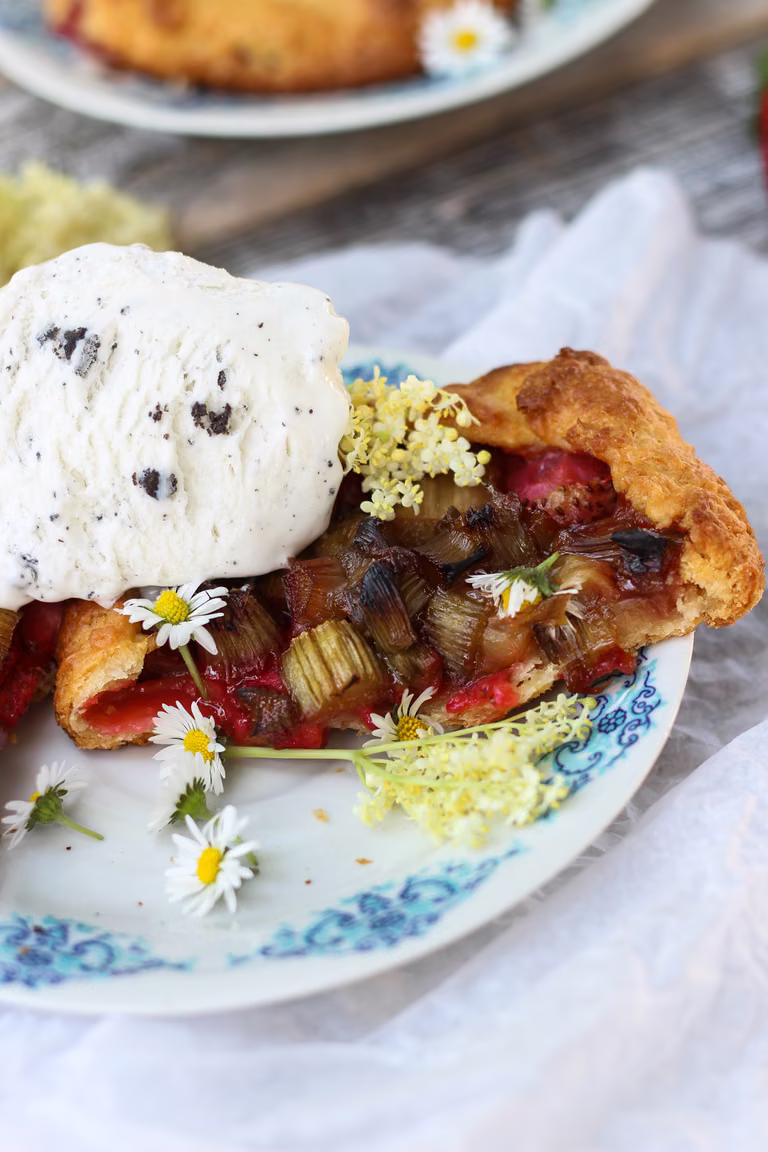 Mini galette z truskawkami, karmelizowanym rabarbarem i gałką lodów waniliowych z oreo