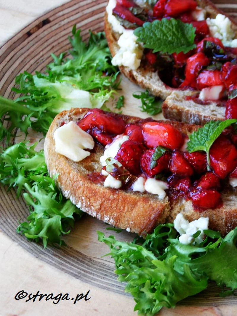 Bruschetta. Grzanki z truskawkami, serem i balsamico