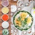 Mimosa – sałatka warstwowa na każdą okazję Ta danie to klasyk na święta!