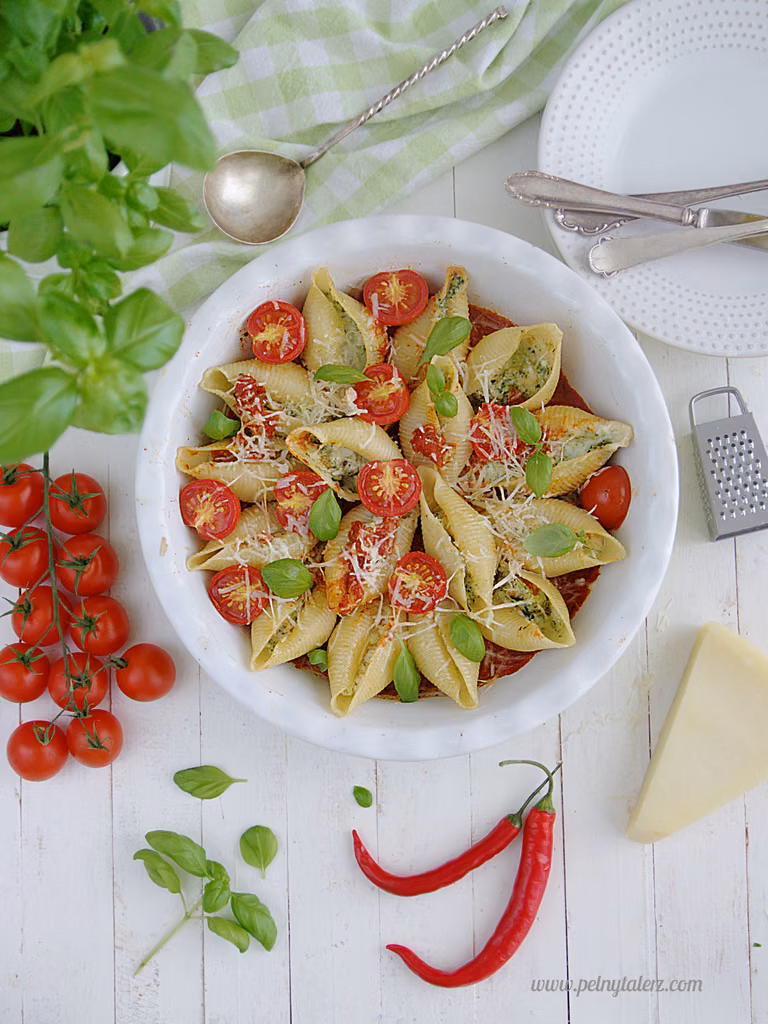Muszle makaronowe z serami i pesto zapiekane na pomidorach. Pyszne!