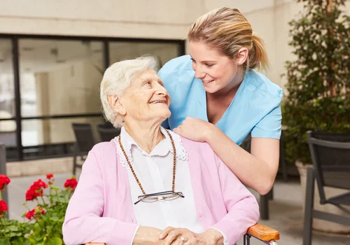 Polska wprowadza bon senioralny. Dla kogo 2150 zł na opiekę? Oto warunki