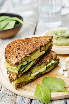 GRILLOWANY SANDWICH ZE SZPINAKIEM I AWOKADO