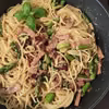 Spaghetti ze szparagami i suszonymi pomidorami.