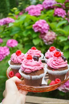 Piernikowe cupcake z kremem malinowym