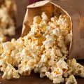 Uwielbiasz sięgać po popcorn? Oto niesamowite właściwości tej znanej przekąski!