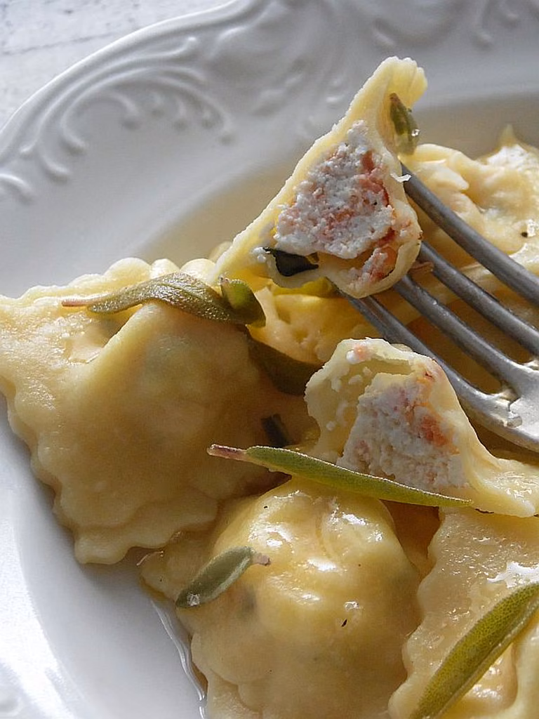 Przepis na ravioli z serem ricotta i łososiem