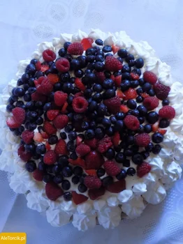 Pavlova z bitą śmietaną i owocami