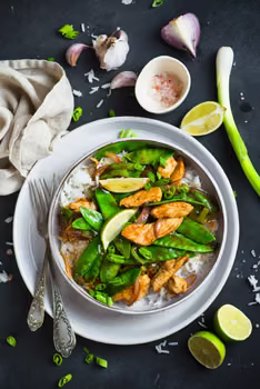 Stir fry z ryżem, kurczakiem i groszkiem cukrowym