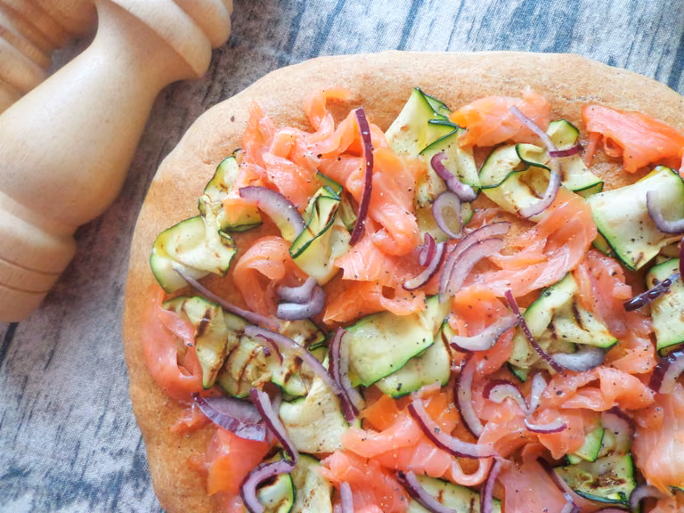 Orkiszowa focaccia z wędzonym łososiem i grillowaną cukinią