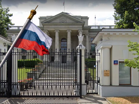 Dzień Zwycięstwa: Ambasador Rosji oblany czerwoną farbą!