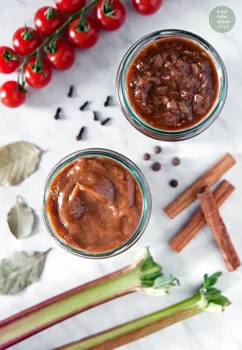 Korzenny ketchup i chutney z rabarbarem