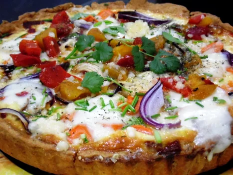 Wiosenna fritata z kiełkami strączków, młodymi ziemniakami i twarożkiem.