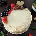 Tort z białą czekoladą.