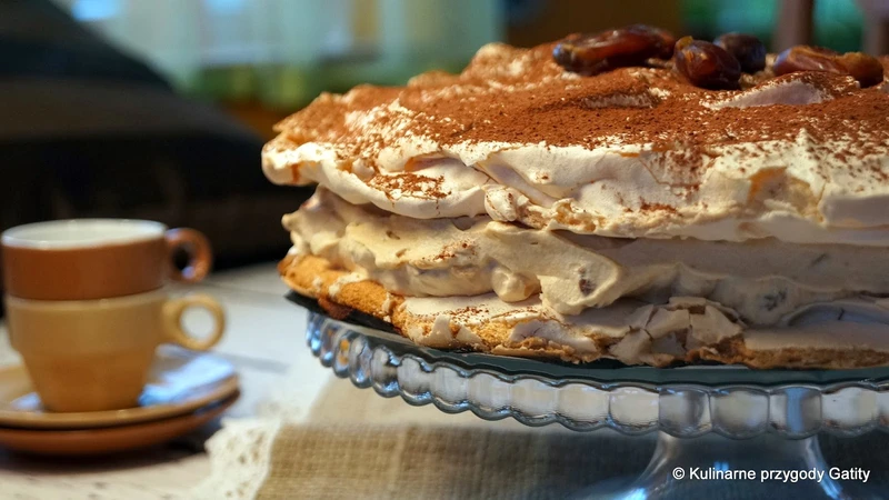 Bezowy tort dacquoise z daktylami i orzechami