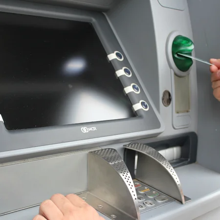 10 złotych za wypłatę gotówki z bankomatu?! Popularne banki zmieniają cenniki opłat!