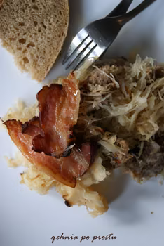 Karkówka pieczona w kiszonej kapuście