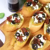 Zapiekana bruschetta z pesto, oliwkami i fetą - hit imprezowy!