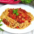 Makaron spaghetti z sosem z kiełbasą