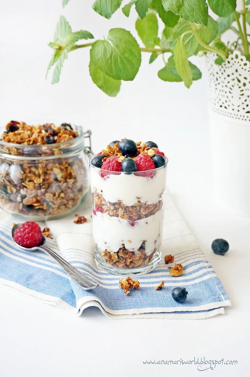 Jogurt naturalny z malinami, borówką amerykańską i domową granolą