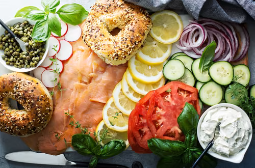 Bagel z łososiem wędzonym i świeżymi dodatkami! Przepis na pyszne i zdrowe śniadanie