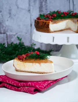 Sernik bananowy z masą kajmakową i orzechami w karmelu