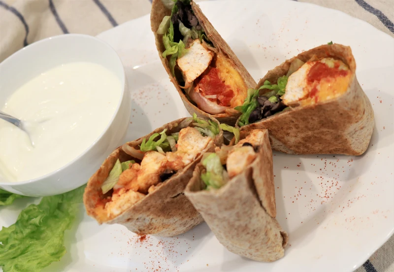 PEŁNOZIARNISTE BURRITO Z SOCZYSTYM KURCZAKIEM I SEREM CHEDDAR