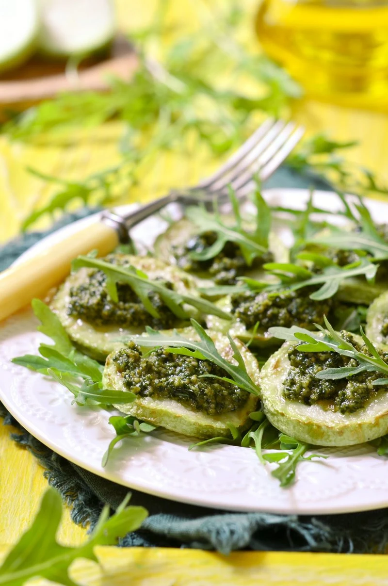 OPIEKANY KOZI CAMEMBERT Z PESTO Z RUKOL