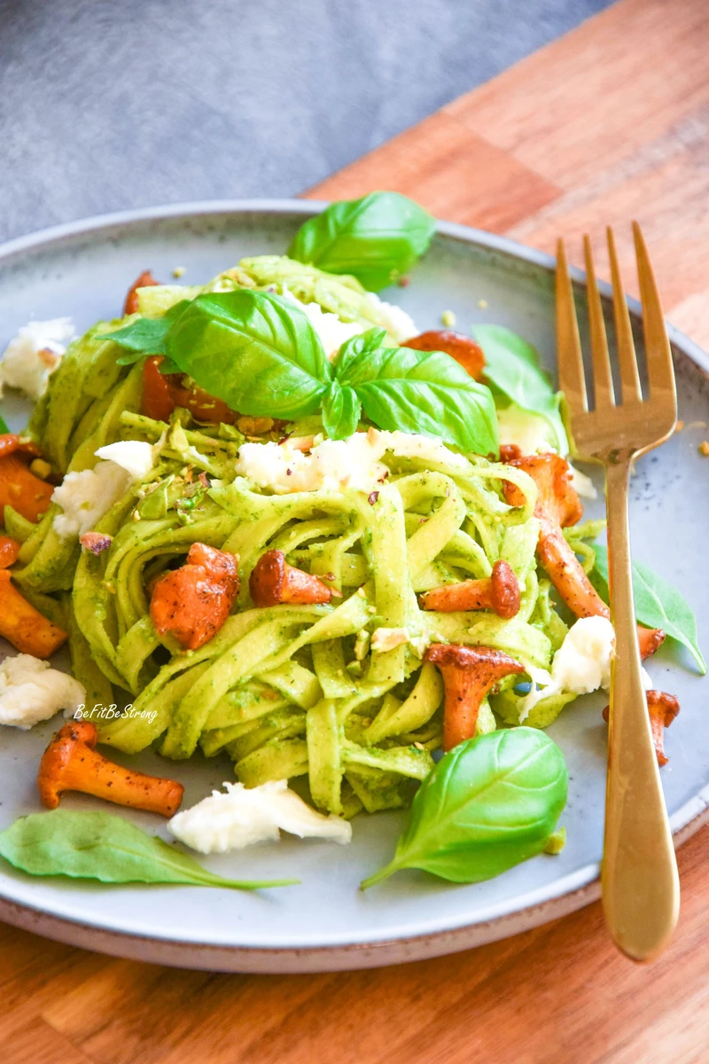 Makaron z pesto z rukoli i pistacji z kurkami