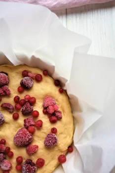 ciasto drożdżowe z malinami, czerwoną porzeczką i serkiem ricotta