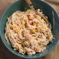Sałatka z makaronu ryżowego i paluszków surimi