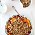 GRANOLA Z BRZOSKWINIAMI I MALINAMI